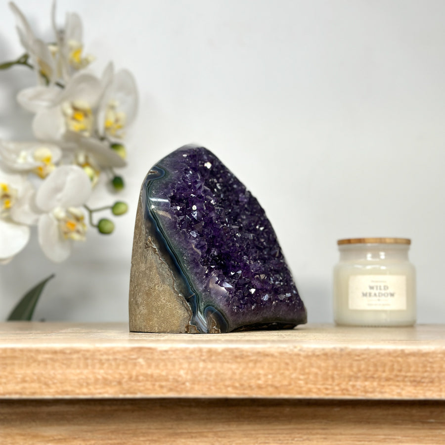Amethyst-Druse groß mit weit geöffneter, kristallreicher Innenkammer