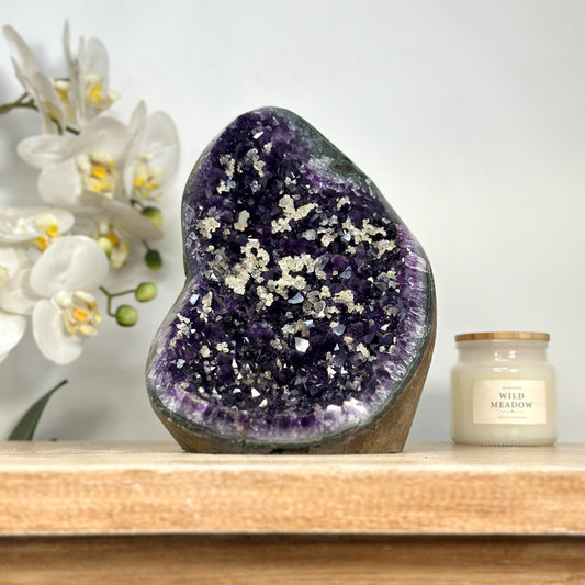 Amethyst-Geode groß mit Kalzit-Einschlüssen und kraftvoller Kristallstruktur