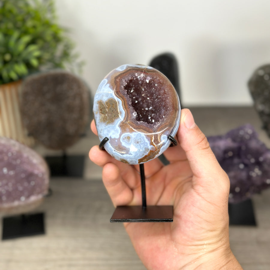 Kristallskulpturen-Set 6-teilig, mit kristallreicher Struktur und kontrastreicher Mineralformation
