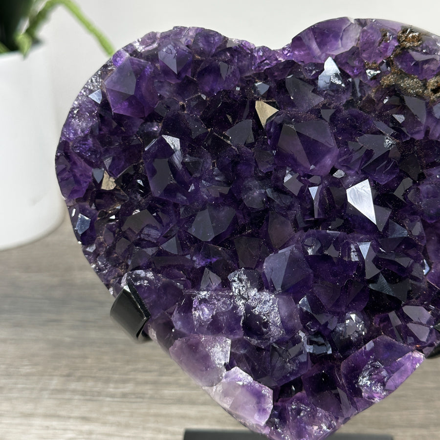 Amethyst-Kristallherz mit klar strukturierter Kristallbildung