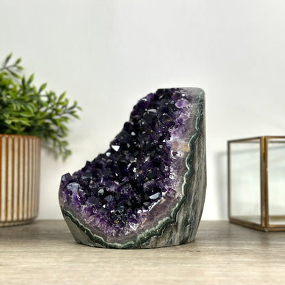 Amethyst-Druse mit wunderschön verwachsener Kristallstruktur, in ausgewählter Spitzenqualität
