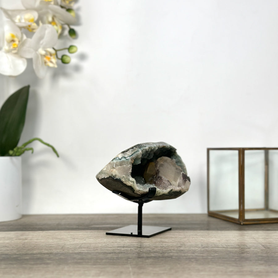 Quarz-Geode mit Kalzitkristall und grünlicher Farbwirkung