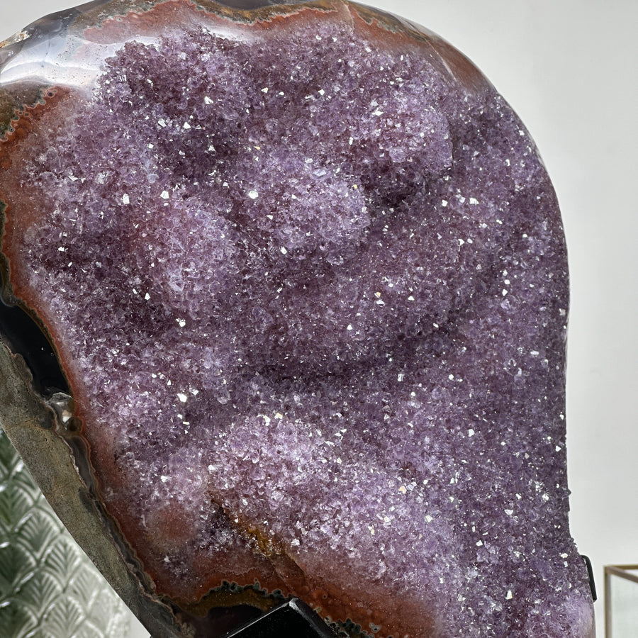 Lavendel-Amethyst-Cluster groß mit kontrastreicher Achat-Schale