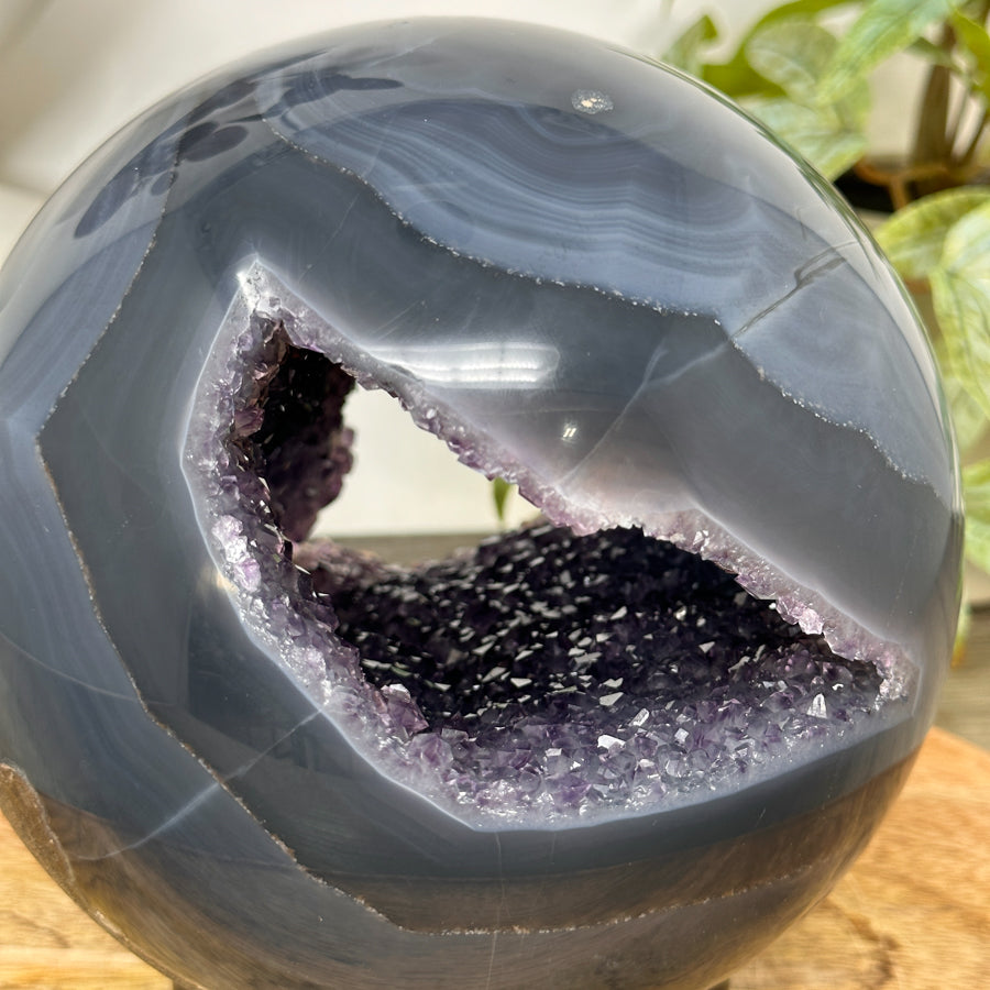 Amethyst-Achat-Steinkugel XXL mit blau gebänderter Struktur und kristallinem Zentrum