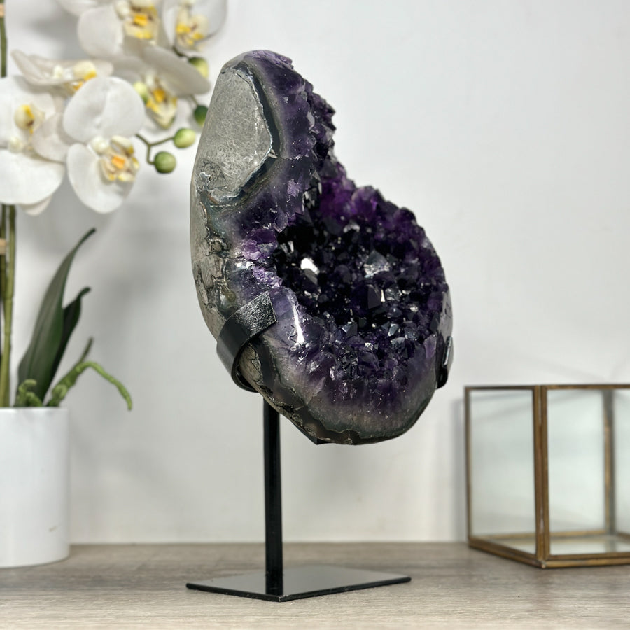 Amethyst-Geode groß mit symmetrisch ausgebildeter Kammer