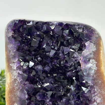 Amethyst mit gelbtoniger Jaspis-Matrix, in hochwertiger Naturqualität