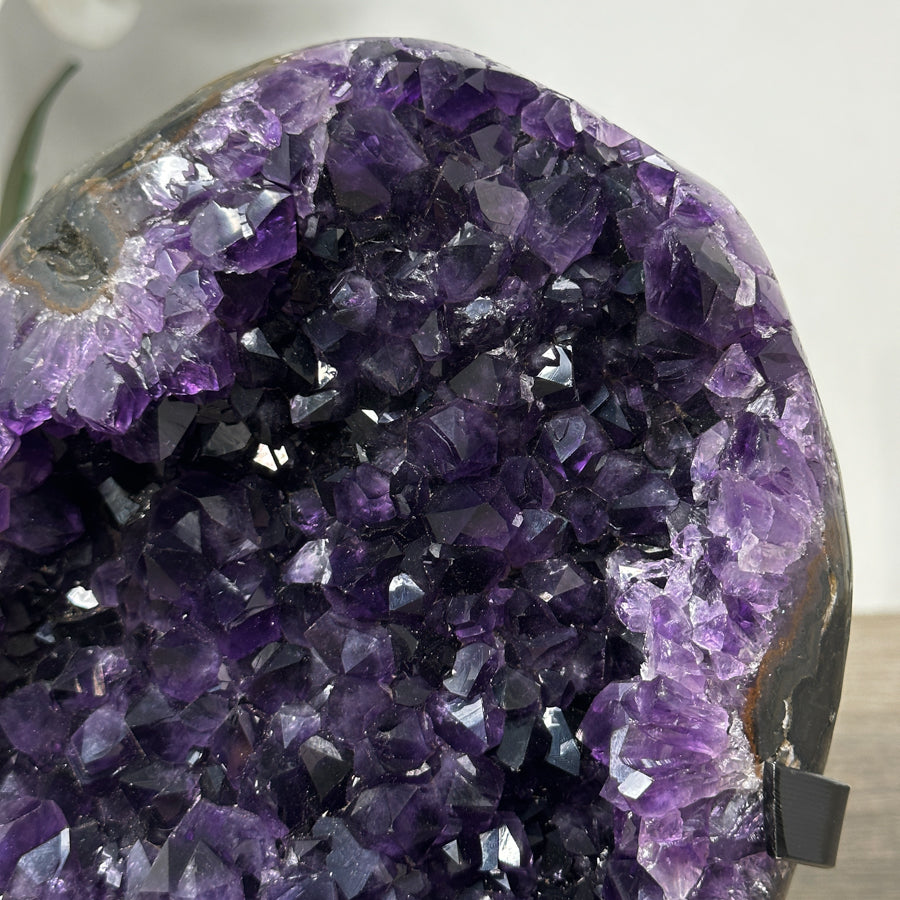 Amethyst-Geode mit klar konturierter Außenform