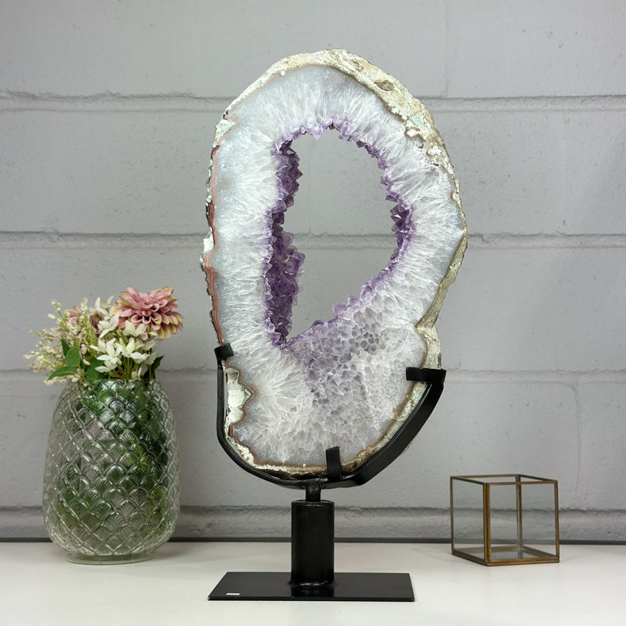 Amethyst-Geodenplatte groß mit portalartiger Kristallöffnung, in exklusiver Premiumqualität