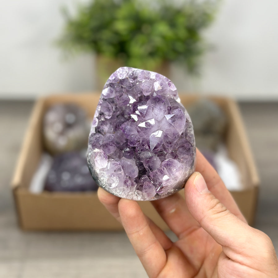 Mineralien-Ensemble mit markanter Formation und strukturierter Kristallbildung