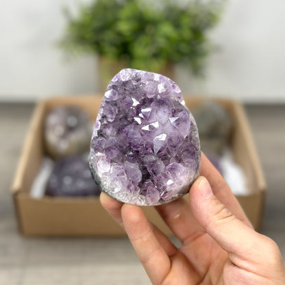 Mineralien-Ensemble mit markanter Formation und strukturierter Kristallbildung
