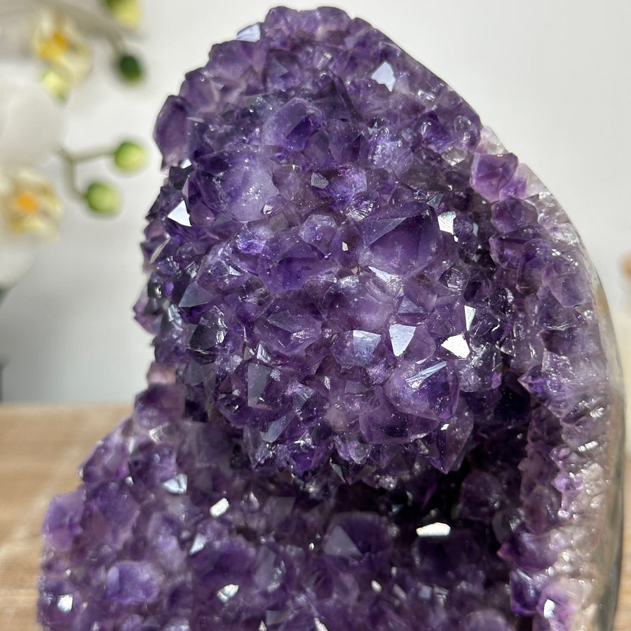 Amethyst-Kathedrale mit violett funkelnder Kristallstruktur und natürlich gewachsener Matrix