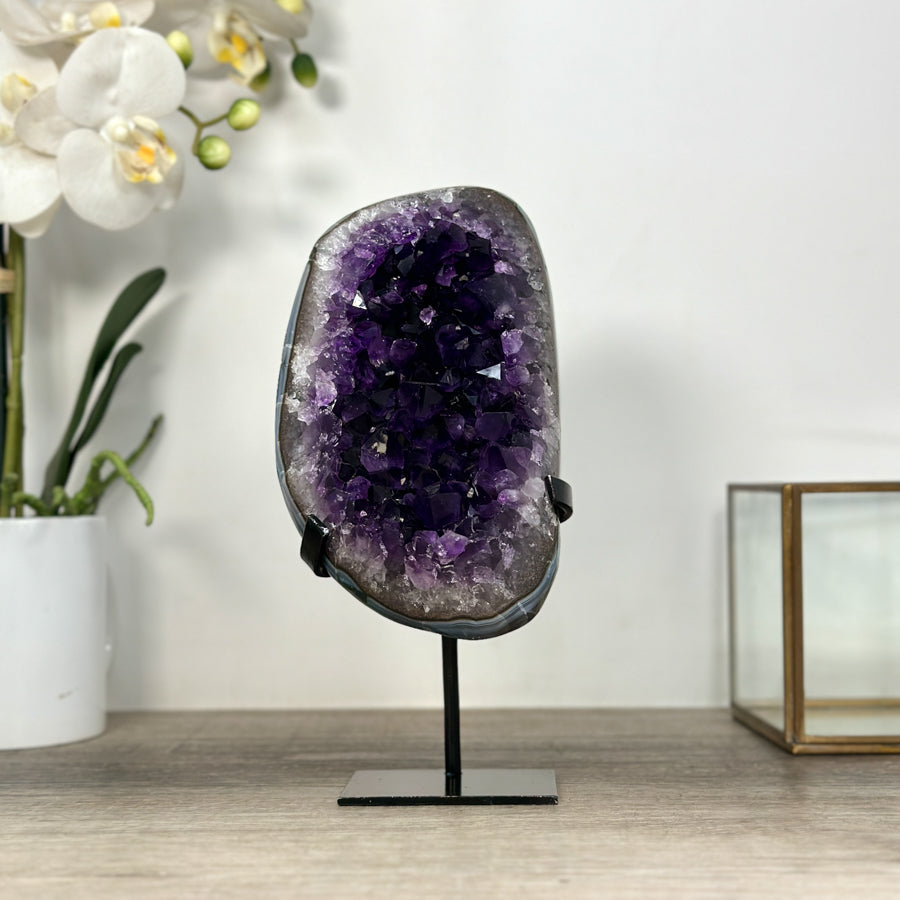 Amethyst-Kristall mit blau gebänderter Achat-Matrix, in exklusiver Premiumqualität
