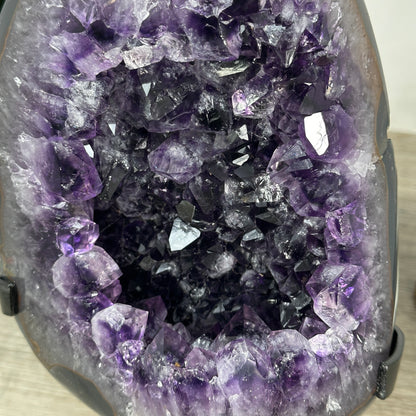 Amethyst-Geode in ovaler Form mit harmonisch verlaufender Kristallstruktur, in exklusiver Premiumqualität