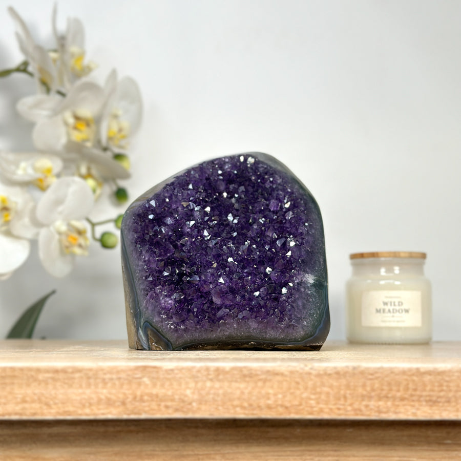 Amethyst-Druse groß mit weit geöffneter, kristallreicher Innenkammer