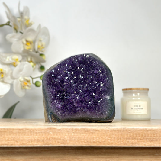 Amethyst-Druse groß mit weit geöffneter, kristallreicher Innenkammer