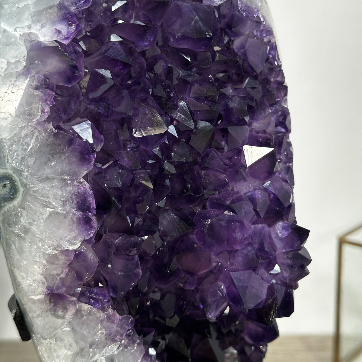 Amethyst-Formation groß mit massiv wirkender, kompakter Kristallstruktur