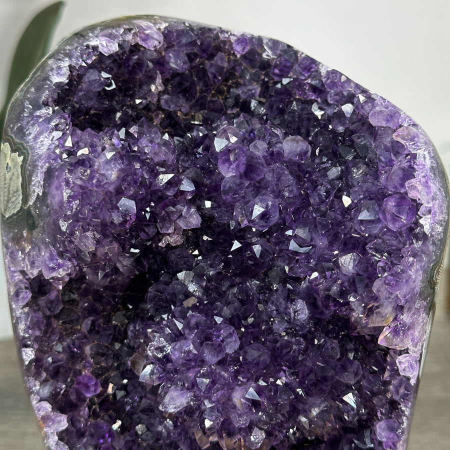 Amethyst-Kristallhöhle mit tief ausgebildeter Innenstruktur