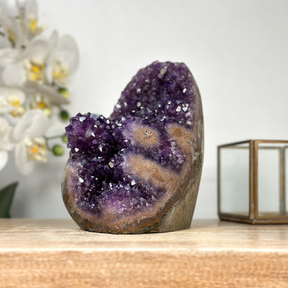 Amethyst-Cluster mit Jaspis-Matrix und warm orangefarbener Strukturwirkung