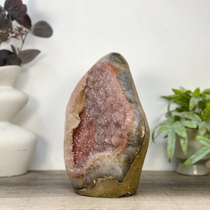 Pinkfarbener Amethyst Kathedrale massiv mit integrierter Calcitformation