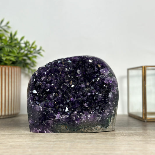 Amethyst-Kathedrale mit intensiv tiefvioletter Kristallzone, in exklusiver Premiumqualität