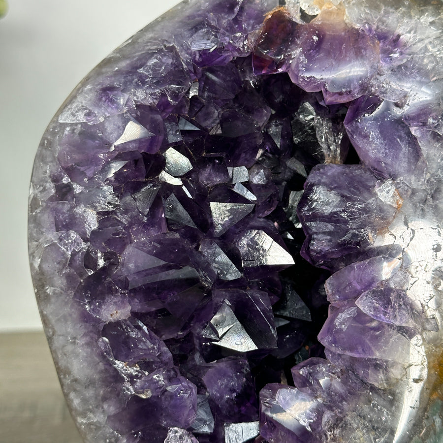 Amethyst-Geode mit grün gebänderter Jaspis-Schale