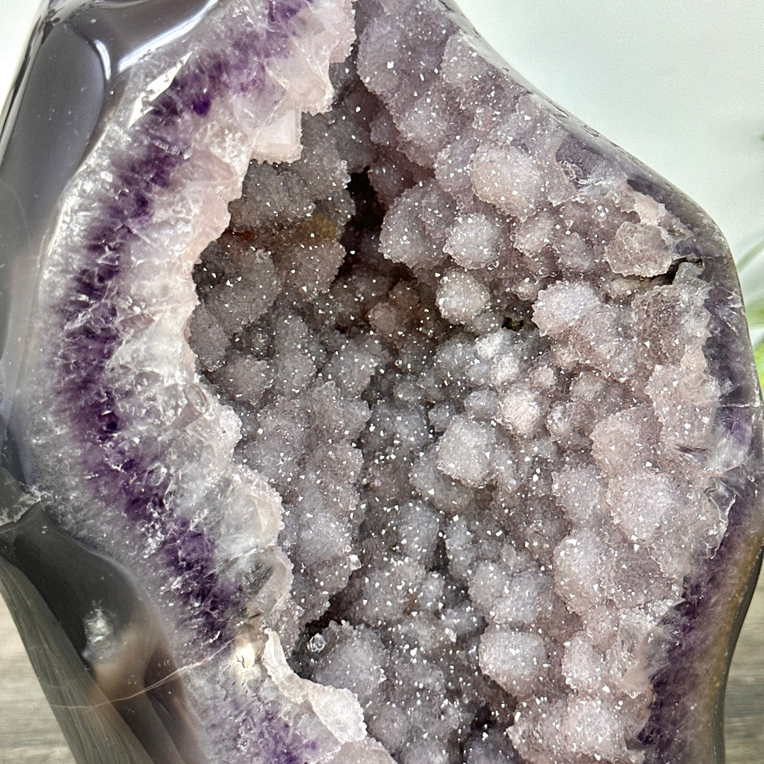 Zucker-Amethyst-Geode groß mit spiegelnder Oberfläche und Achat-Schale