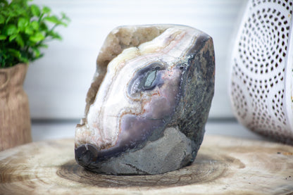 Quarz-Geode mit gelblich schimmernder Druzy-Kristalloberfläche