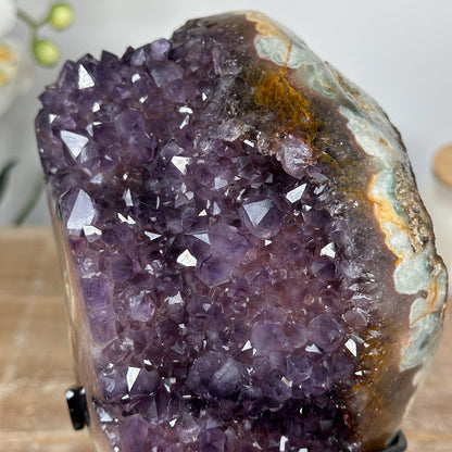 Amethyst-Jaspis-Kristallcluster mit kontrastreicher Mineralmatrix