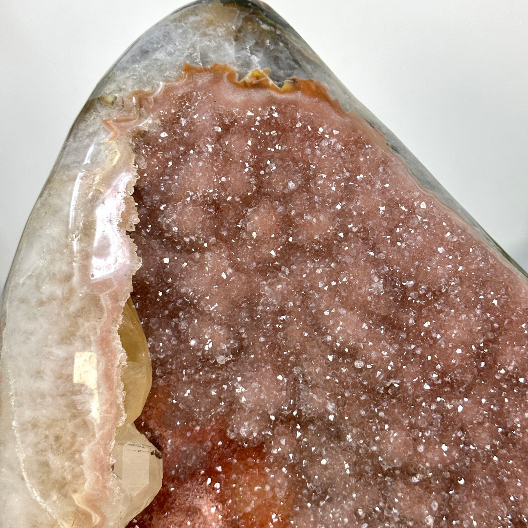 Pinkfarbener Amethyst Kathedrale massiv mit integrierter Calcitformation