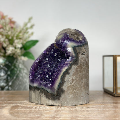 Amethyst-Geode mit reich ausgebildeter, violetter Kristallstruktur im Inneren