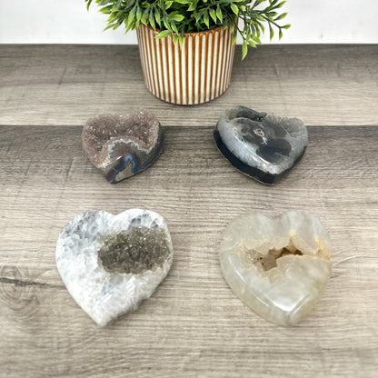 Mineralien-Herzset 4-teilig, mit ausdrucksstarker Mineralstruktur