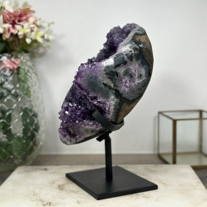 Amethyst-Geode mit außergewöhnlicher Kristallformation und plastischer Struktur, in exklusiver Premiumqualität
