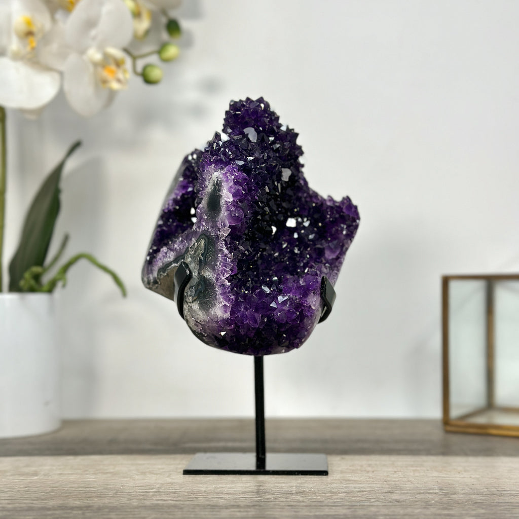 Amethyst-Cluster mit scharf ausgeprägten, tiefvioletten Kristallspitzen