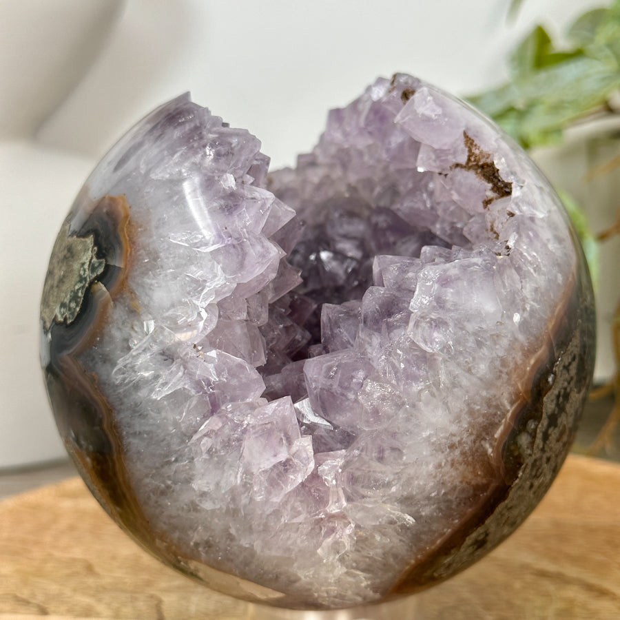 Amethyst-Steinkugel mit natürlicher Kristallbildung und ruhiger Oberflächenwirkung