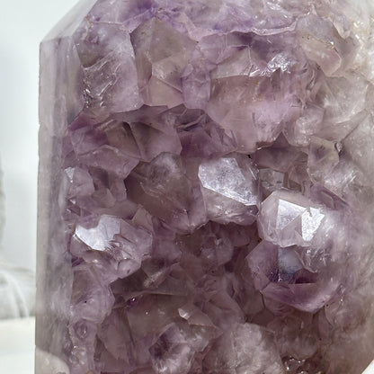 Amethyst-Achat-Obelisk mit großkristalliner Amethystformation