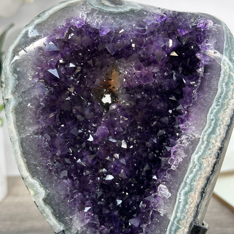 Amethyst-Geode mit natürlich eingebetteter Jaspis-Matrix