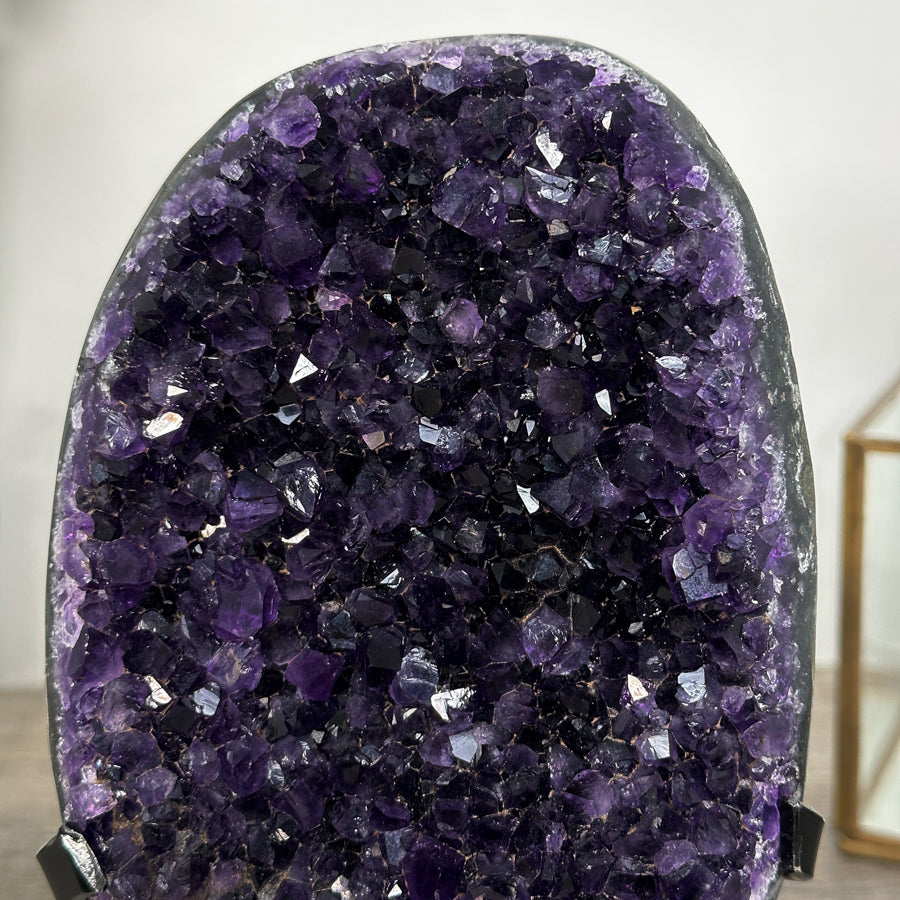 Amethyst-Kristallgeode mit klar definierter Kristallkammer