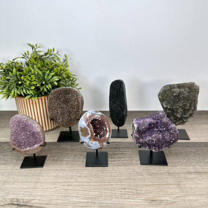 Kristallskulpturen-Set 6-teilig, mit kristallreicher Struktur und kontrastreicher Mineralformation