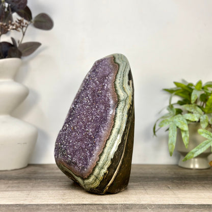 Amethyst-Kathedrale groß mit einzigartiger grüner Jaspis-Schale