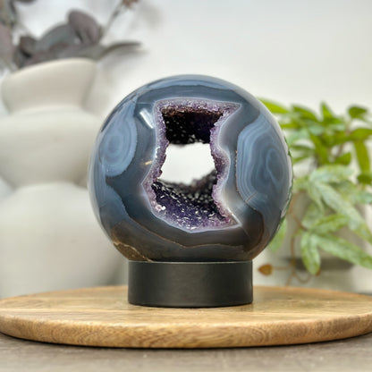 Amethyst-Achat-Steinkugel XXL mit blau gebänderter Struktur und kristallinem Zentrum