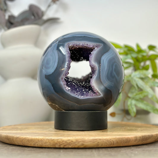 Amethyst-Achat-Steinkugel XXL mit blau gebänderter Struktur und kristallinem Zentrum