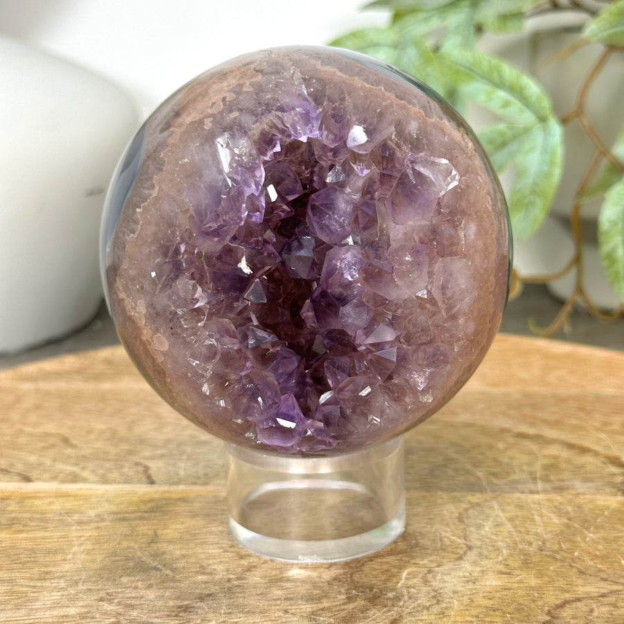 Amethyst-Achat-Steinkugel mit Druzy-Struktur und klarer Kristallbildung