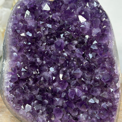 Amethyst-Kathedrale mit dicht gewachsener, violetter Kristallstruktur