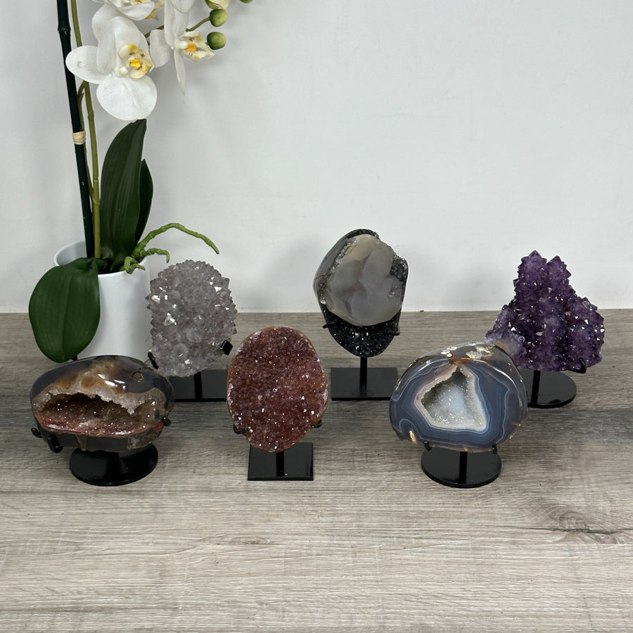 Kristallenskulpturen-Set 6-teilig, mit kristallinen Oberflächen und vielgestaltiger Mineralstruktur