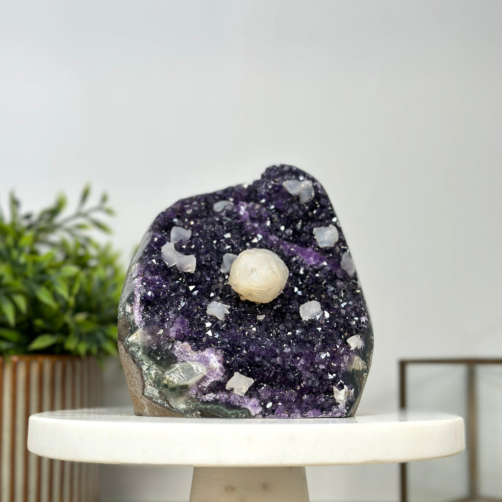 Amethyst-Geode mit kompakt gewachsener Kristallstruktur
