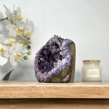 Amethyst-Geode mit samtig violetter, kraftvoller Kristallstruktur