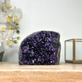Amethyst-Druse mit polierter Randfläche und klar definierter Kristallstruktur