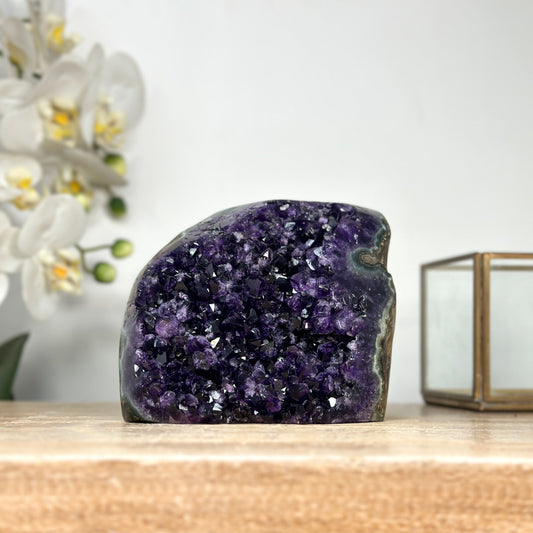 Amethyst-Druse mit polierter Randfläche und klar definierter Kristallstruktur