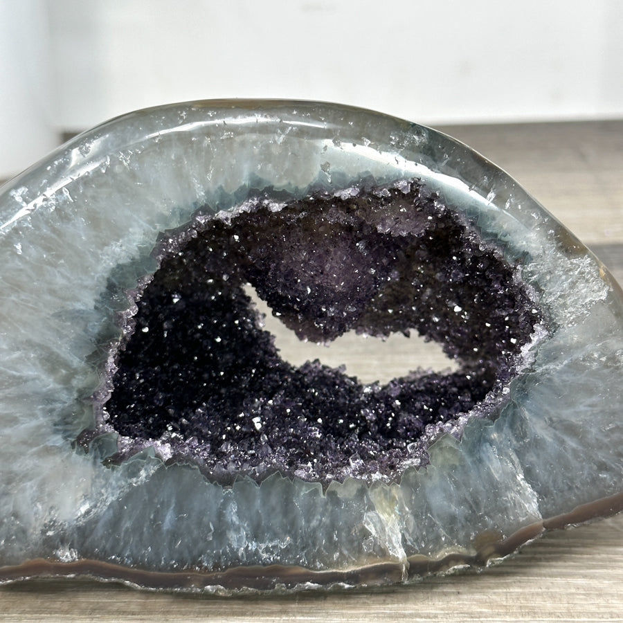 Amethyst-Quarz-Geode mit fein ausgebildetem Druzy-Zentrum