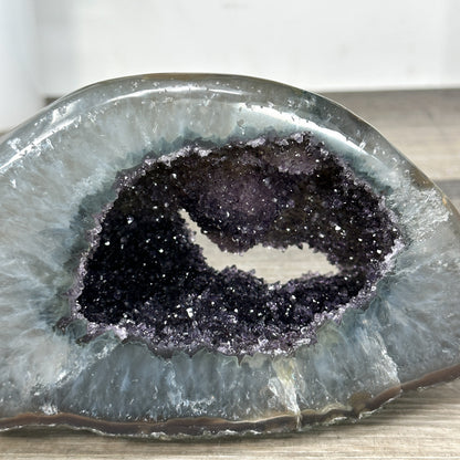 Amethyst-Quarz-Geode mit fein ausgebildetem Druzy-Zentrum